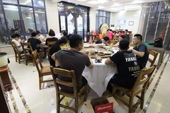 果园茗庄吃饭的游客