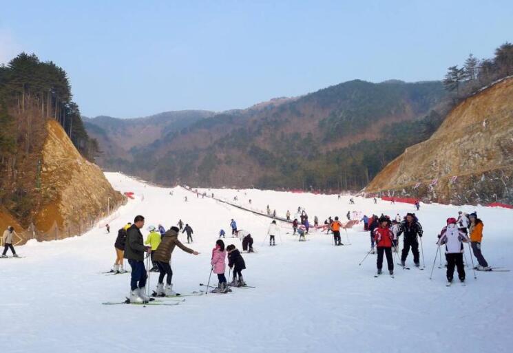 大明山滑雪场的游客