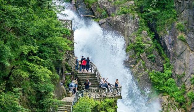 大明山爬山的游客