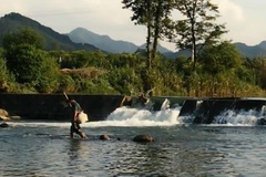 附近溪流