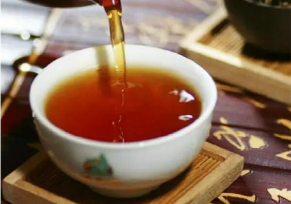冲泡宜兴红茶