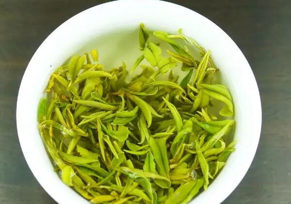 泡好的鸠坑毛尖茶
