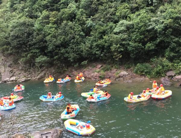 龙王山峡谷漂流戏水