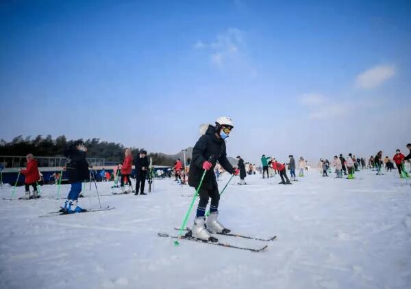 江南天池滑雪场的初学者