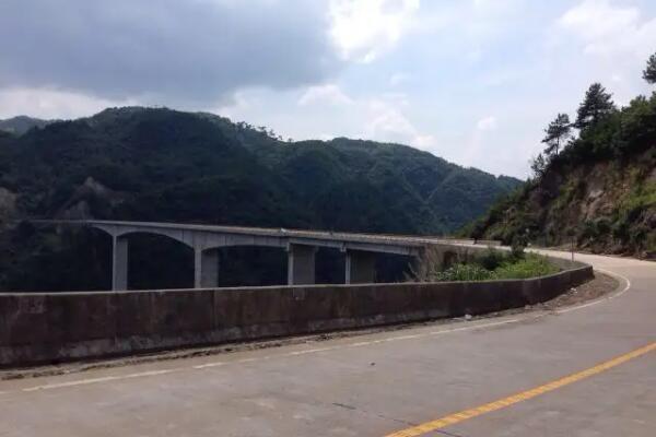 横跨大峡谷的夹溪特大桥