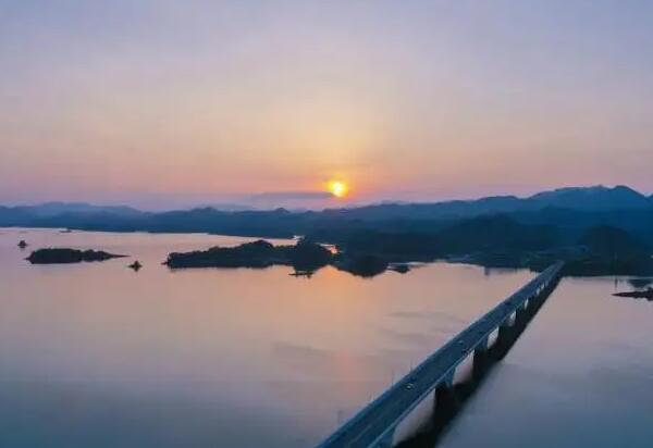 千岛湖大桥的落日