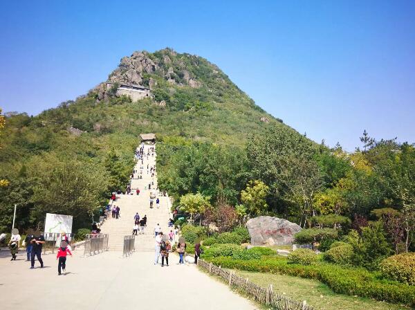 济南华山的登山道