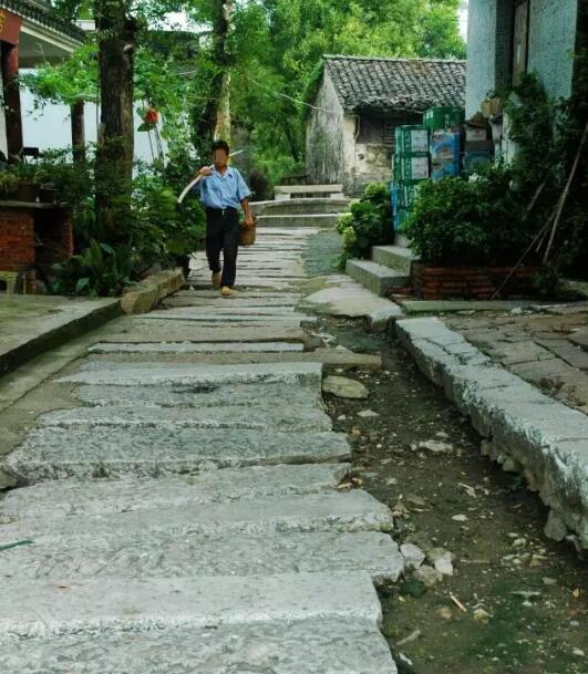 走在三山岛的石板路上
