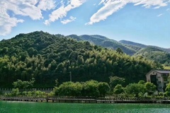 蓝天下的水库