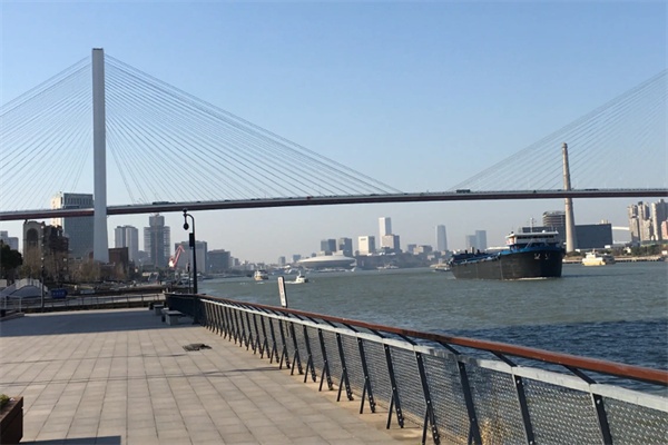 桥下的滨江大道