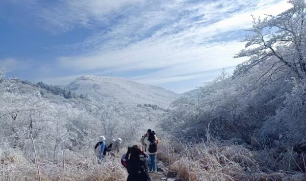 山间玩雪游客