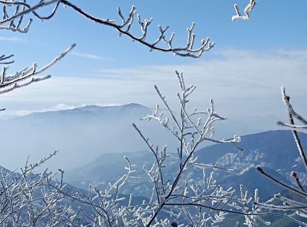 山间雪景