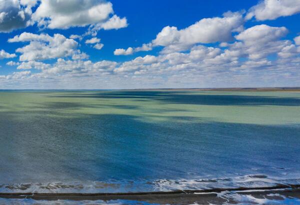 蓝天下的达里诺尔湖