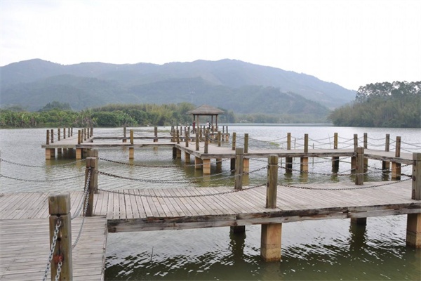 湖边