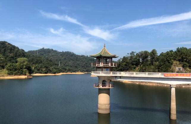 湖中观赏亭