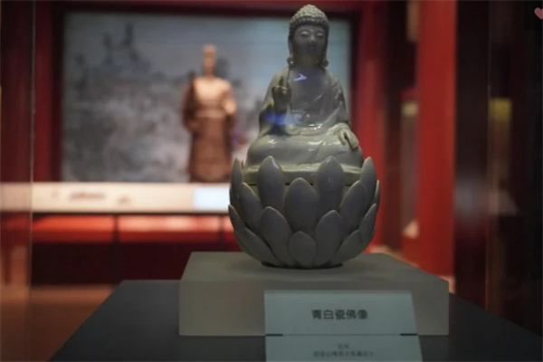 青白瓷佛像