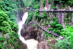山间溪流