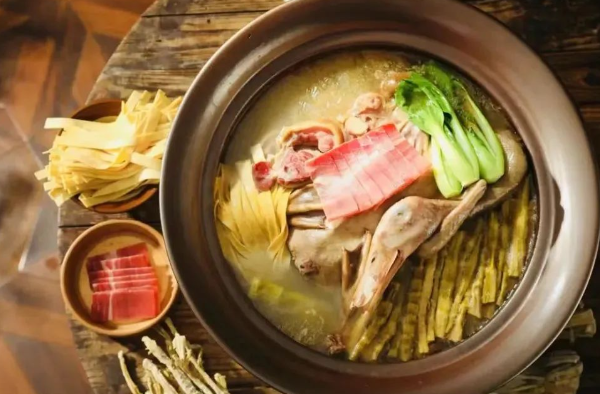 老鸭笋干煲