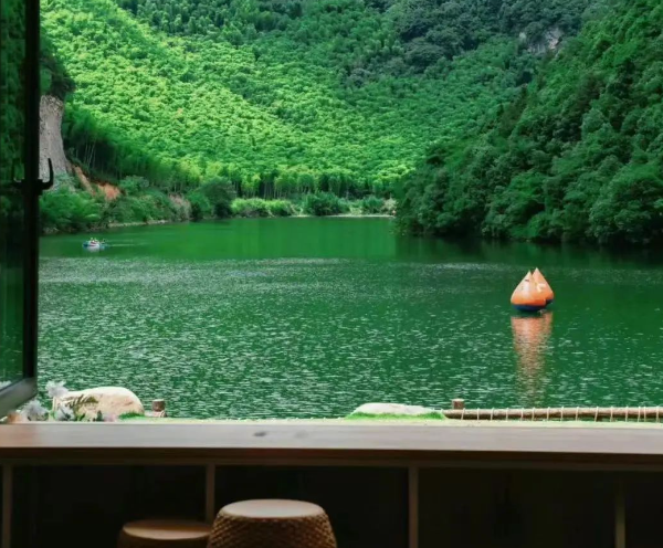 窗外湖景