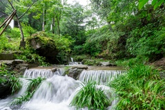 山间小瀑布