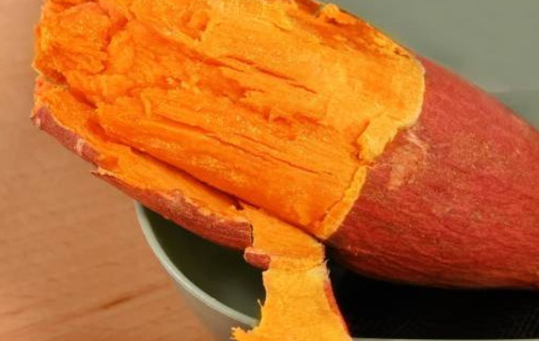 剥开的甘薯