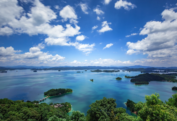 蓝天下的万绿湖